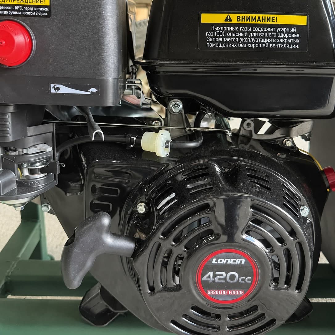 Двигатель Loncin G420F на 420 см³ дровокола «Дровосек-Стандарт» крупным планом: ручной стартер, воздушный фильтр и рукава гидравлики
