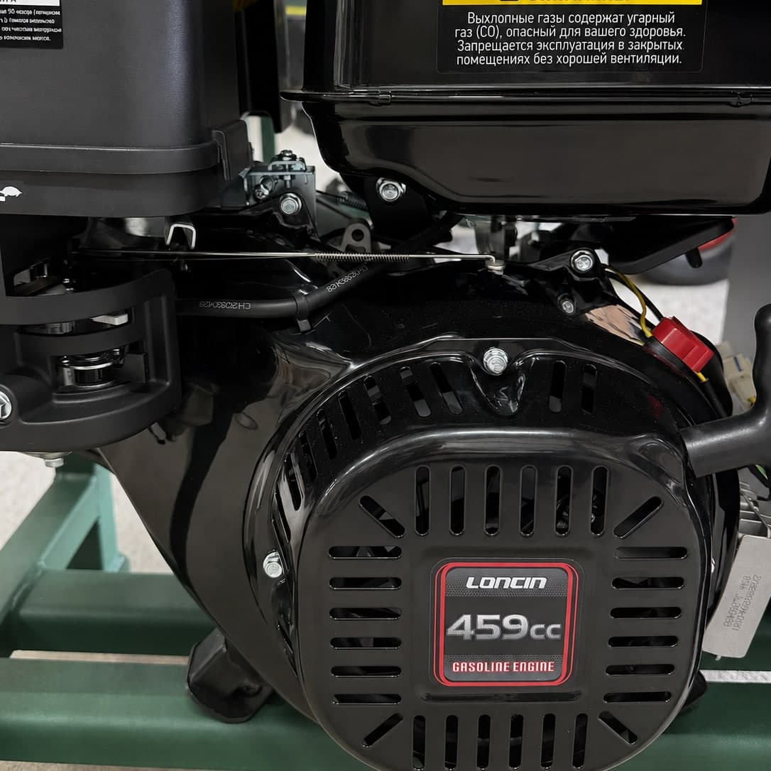 Двигатель Loncin LC192F дровокола «Дровосек-Элит» крупным планом: ручной стартер, воздушный фильтр и рукава гидравлики